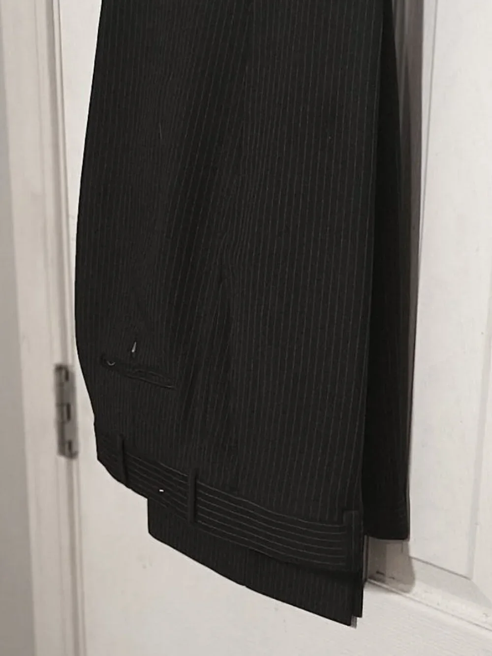 Amesbury Men Charcoal Pinstripe 2 Piece Suit  40L
